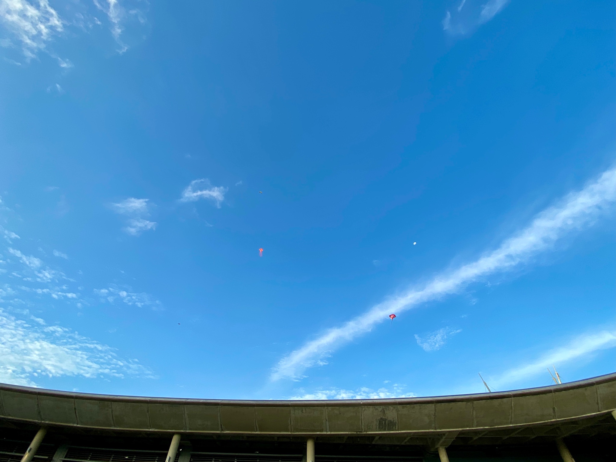 Kites and the moon at Marina Barrage /2021-06-kites-and-the-moon-at-marina-barrage.jpg